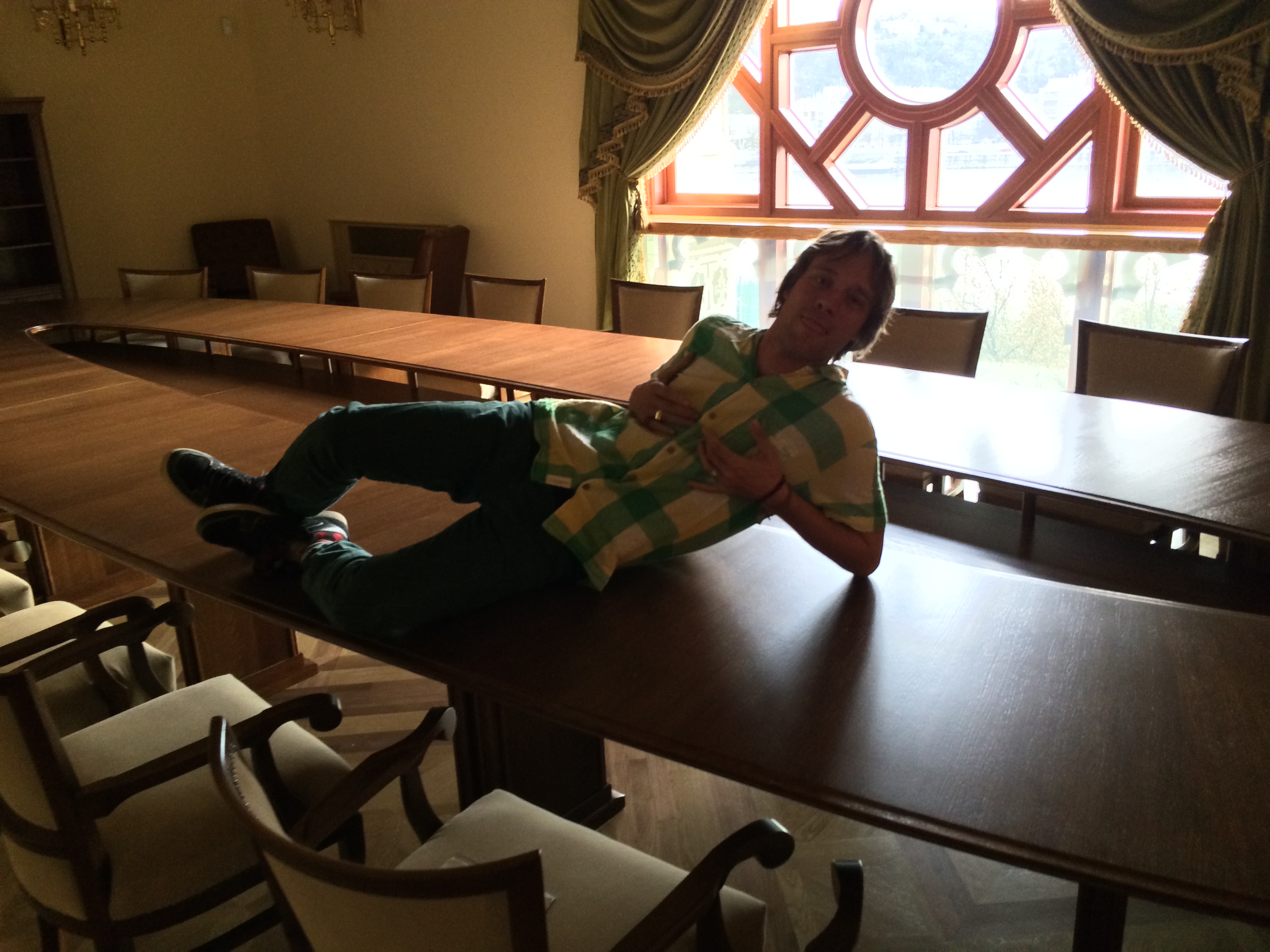 Pinaasztal mögött szivarozhat Fekete György az Aranykalickában