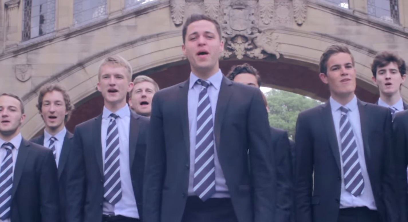 Shakirát énekelnek a sápadt, de elegáns angol diákok