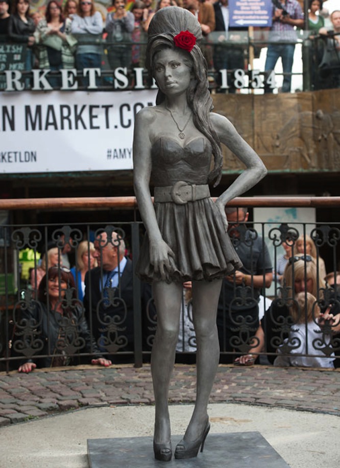 Irtózatos lett Amy Winehouse szobra