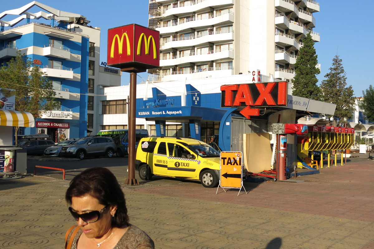 Illustration for article titled Siófok szorozva ezerrel – egy hét szenvedés a Naposparton