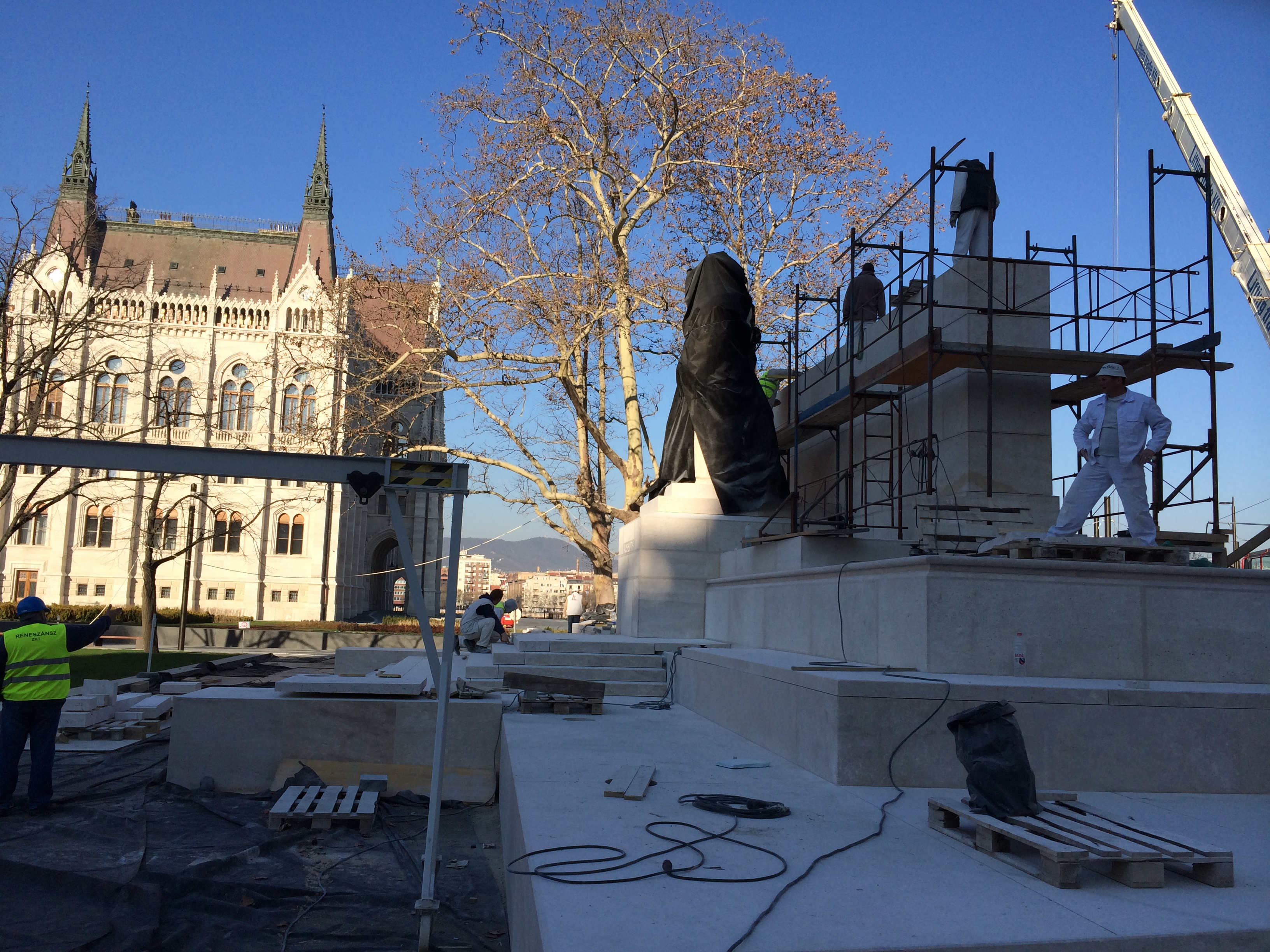 Illustration for article titled Baromi jó lett az új Kossuth tér, nem támadt fel Horthy