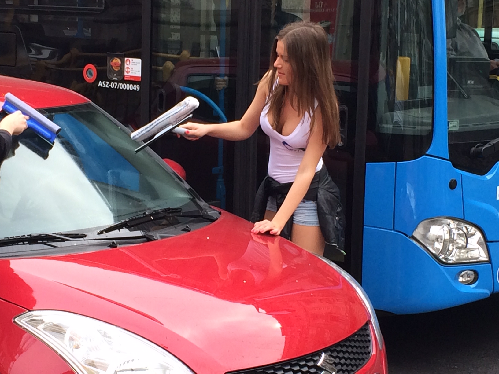 Illustration for article titled Szili Katalin ledobta a csöcsbombát a Belváros közepén