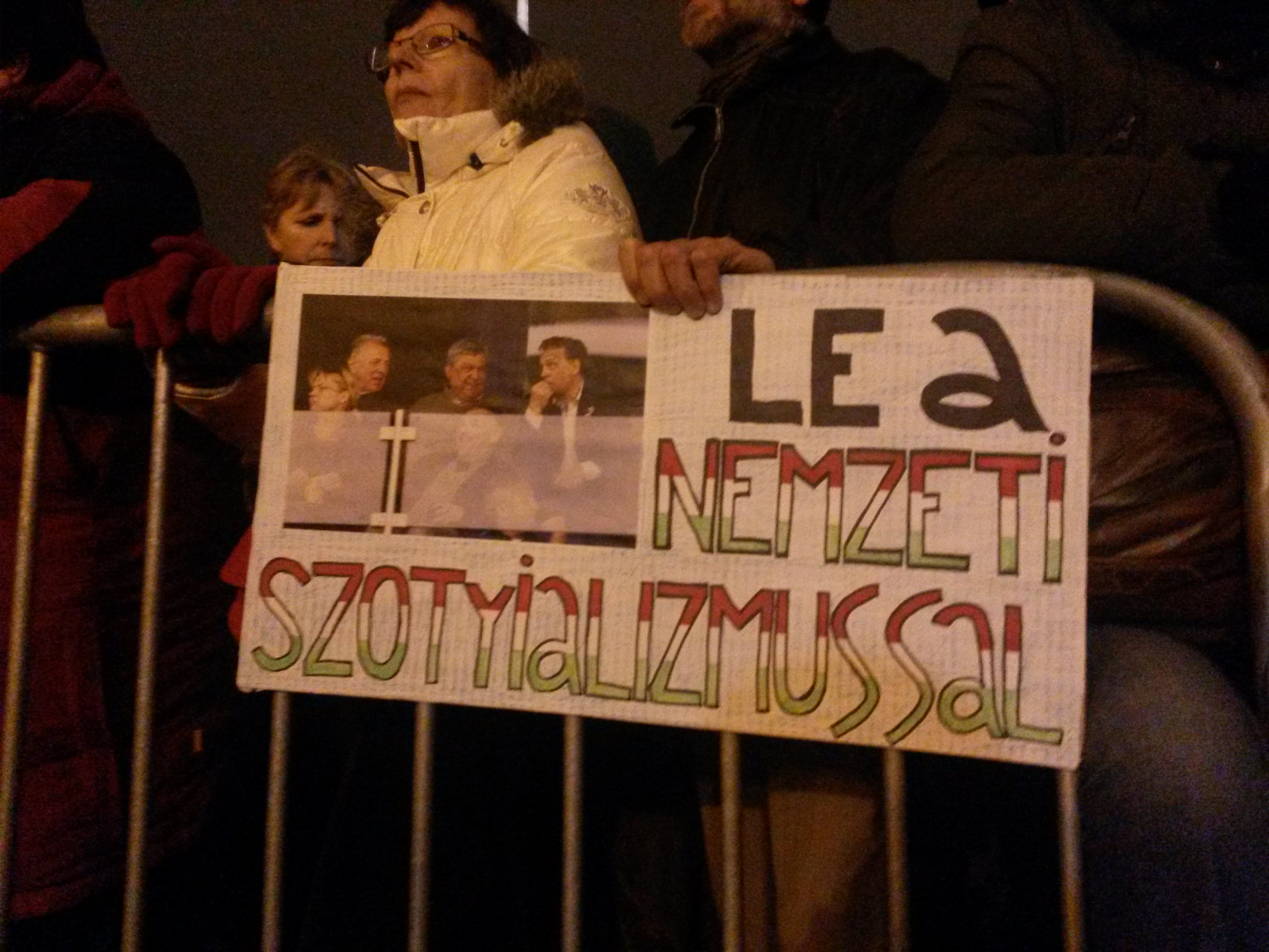 Illustration for article titled Képek, gifek, videó a tegnapi tüntetésről, minden itt van egyben