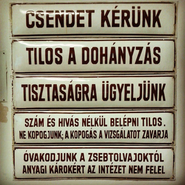 Hé, beteg, ülj le a sarokba, húzd meg magad, viselkedj rendesen!