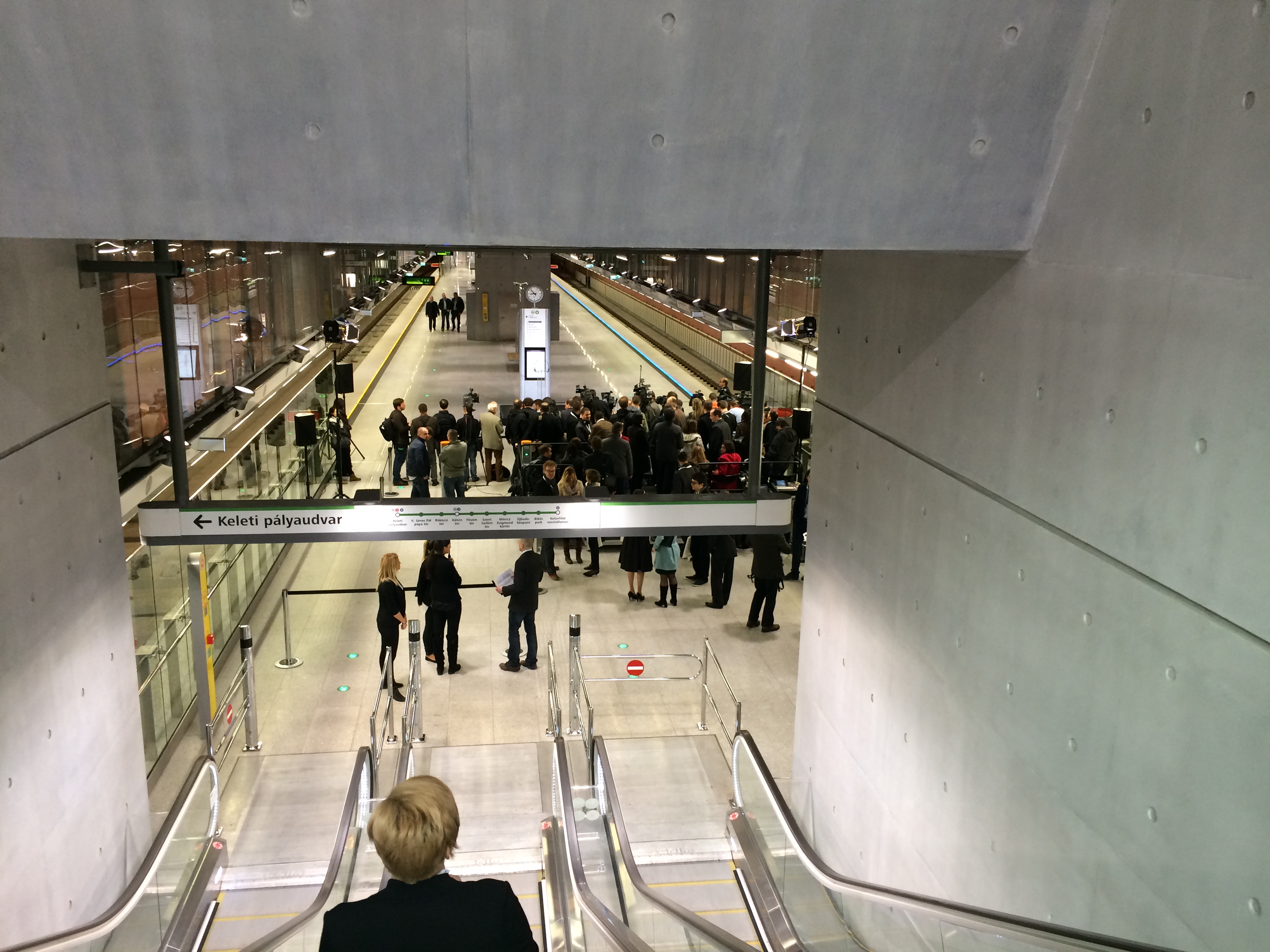 Illustration for article titled Tarlós fejben összeomlott, Orbán megúszta az óriáscsöcsű provokátort