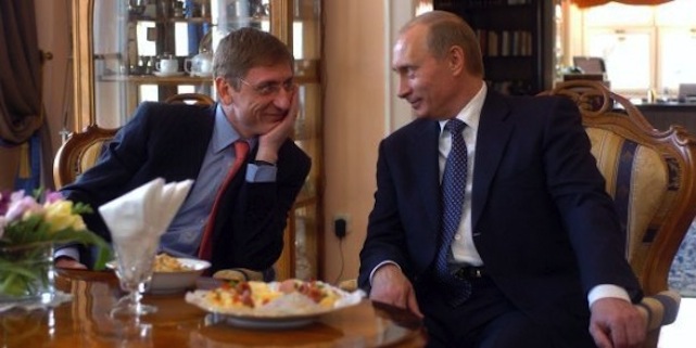 Illustration for article titled Szerintetek ezredszerre is vicces, ha valaki a pöcsméretét mutogatja?