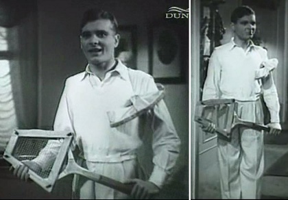 Teniszütő fakeretben a kézben, teniszcipő legényesen a vállra dobva, bokacsattogtatás. Puskás Tibor az Egy asszony visszanéz c. filmben.