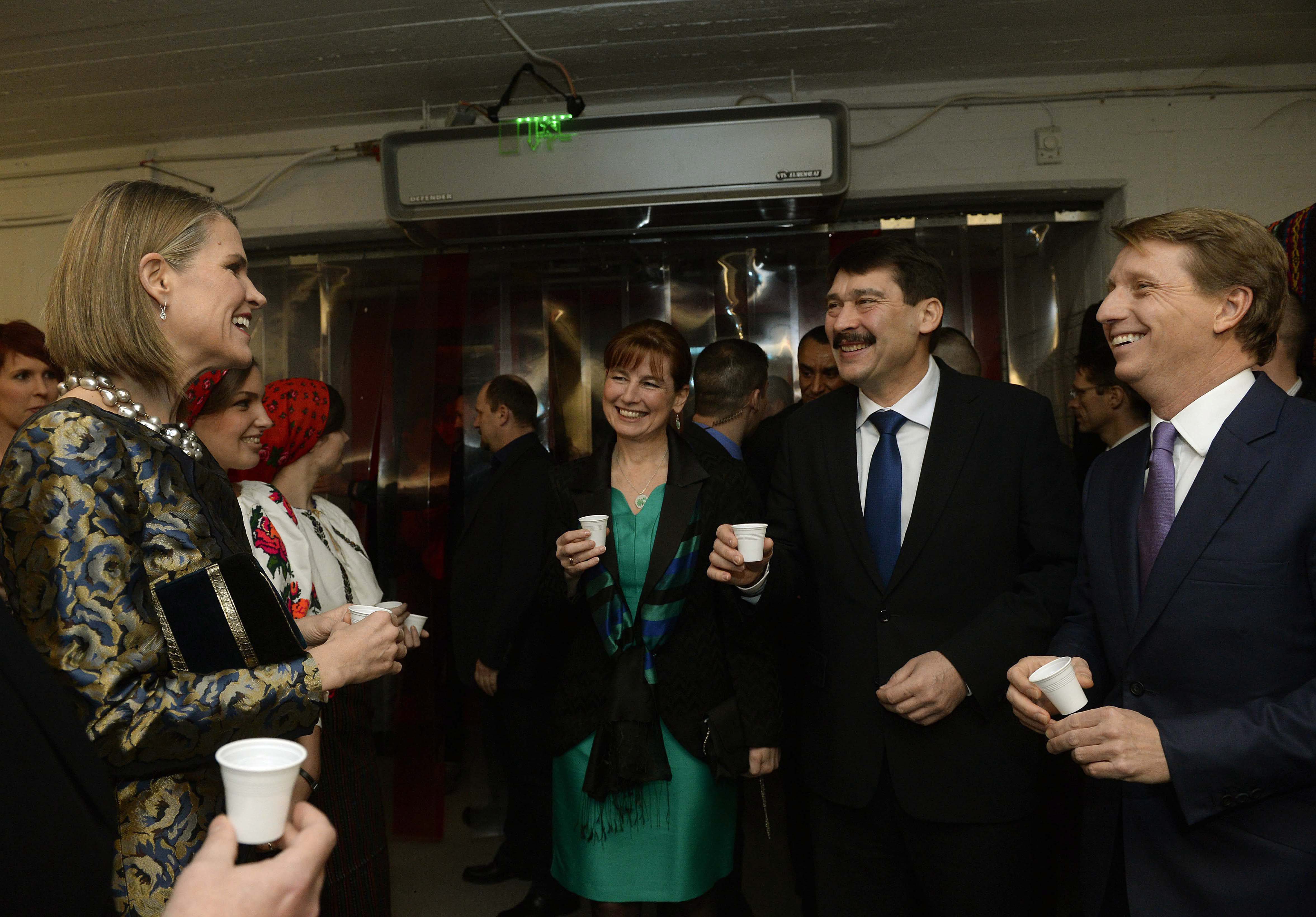 Ilyen jól érezte magát Colleen Bell és Áder János tegnap este