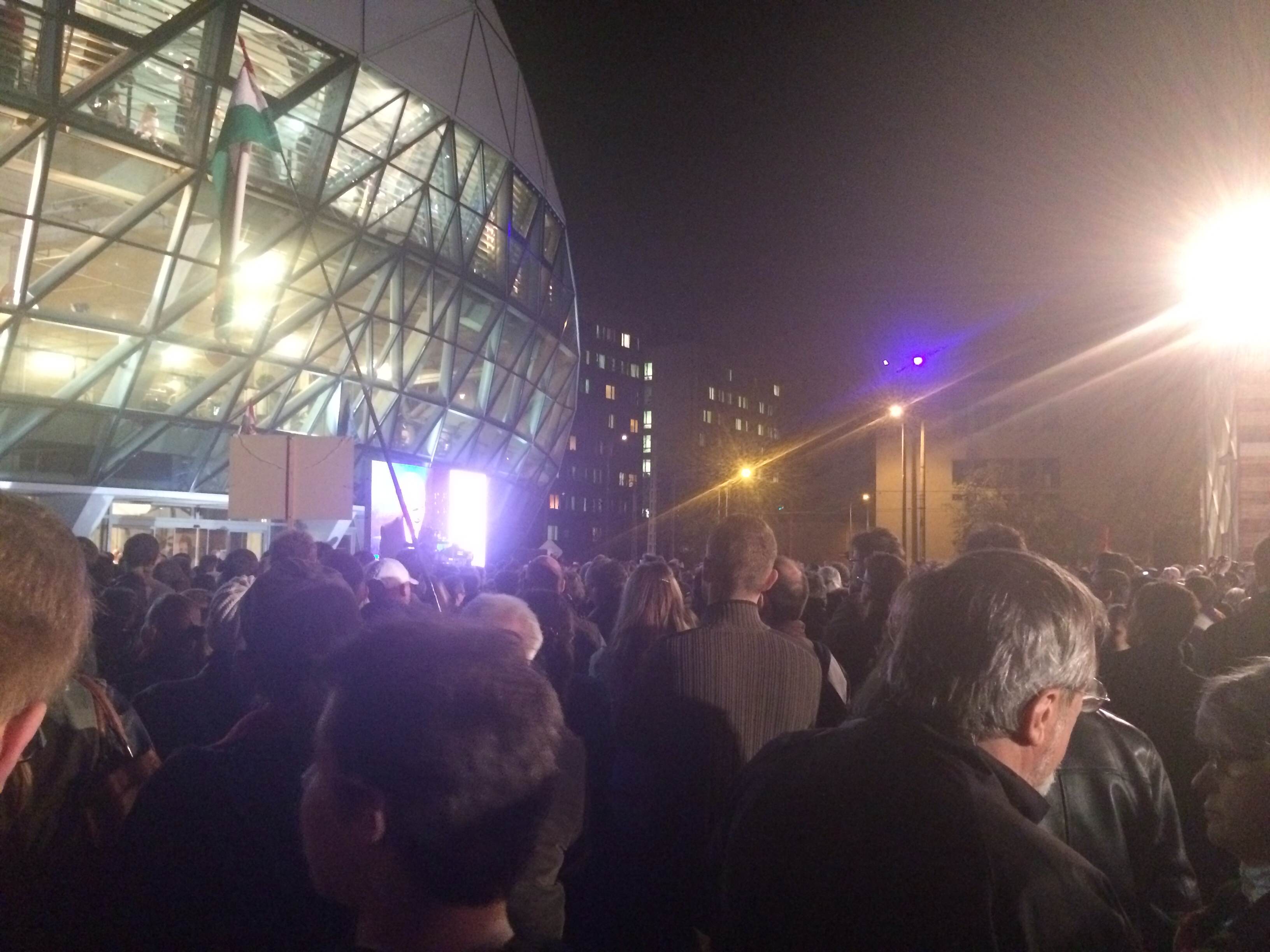 Illustration for article titled Billeg a Fidesz-kétharmad, bejut az LMP (percről percre)