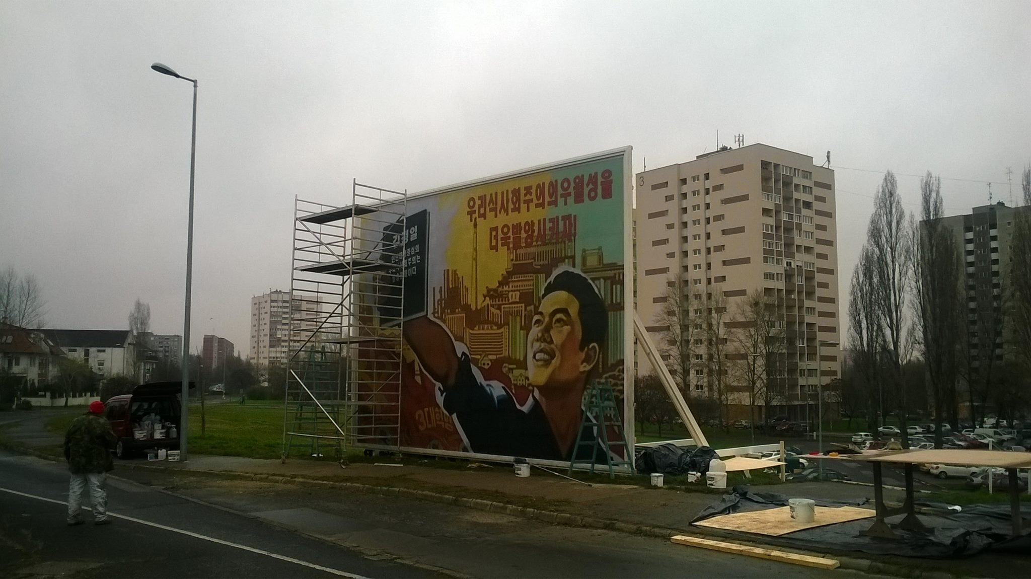 Illustration for article titled Mit keresnek észak-koreai zászlók Békásmegyeren?