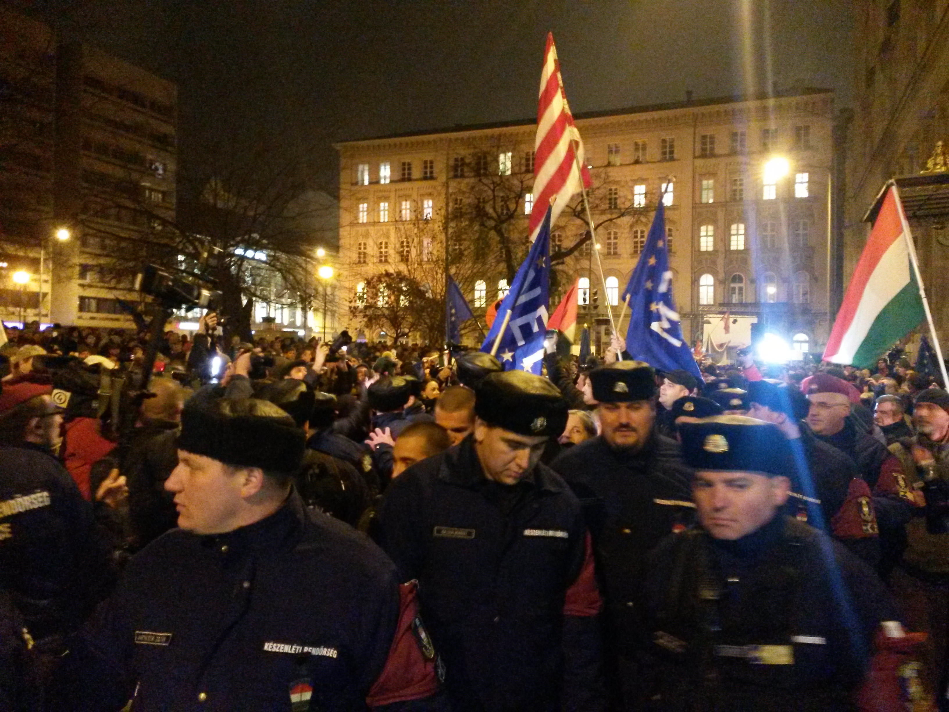 A "nácik, haza!" után kikísérték az ellentüntetőket