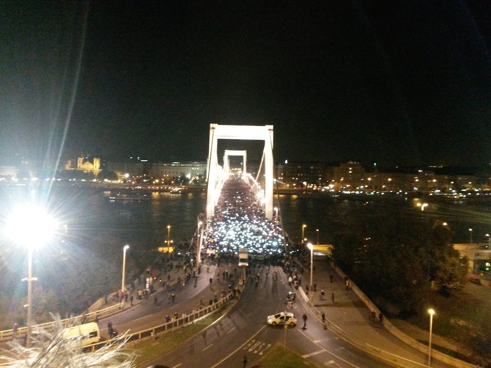 Illustration for article titled A menet eleje pillanatokon belül odaér a Clark Ádám térre (frissítve)