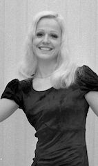 Illustration for article titled KICSI GYERE VELEM RÓZSÁT SZEDNI!