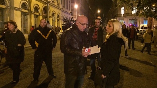 Úgy tűnik, ma nem fogják leköpni a Hír Tv riporterét