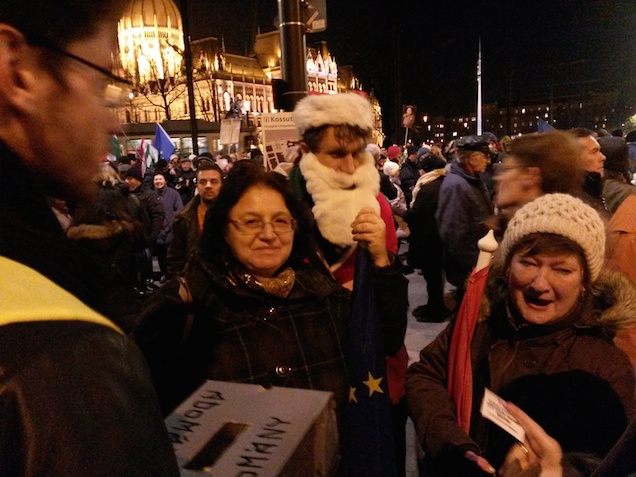 Illustration for article titled Elkezdődött a nagy korrupcióellenes tüntetés a Vértanúk terén