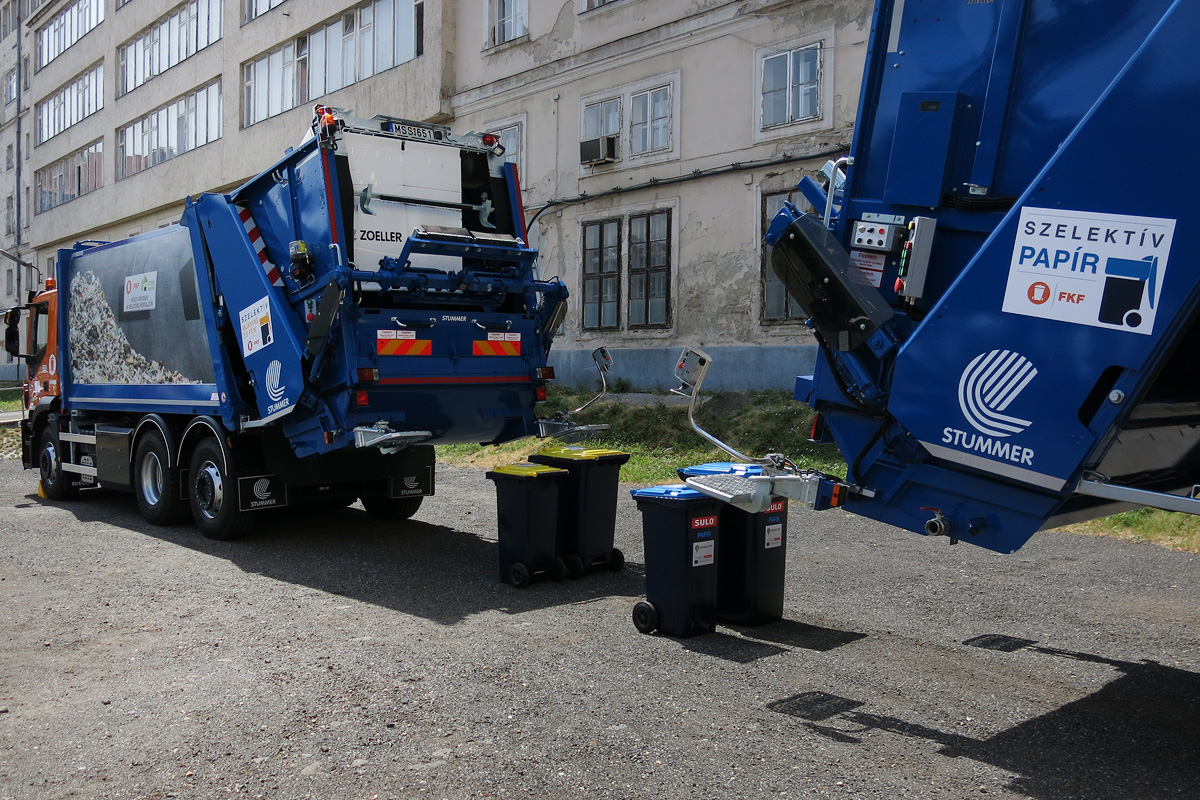 Illustration for article titled Az új budapesti kukásautóknál csak a kukások sajtóajándékai jobbak