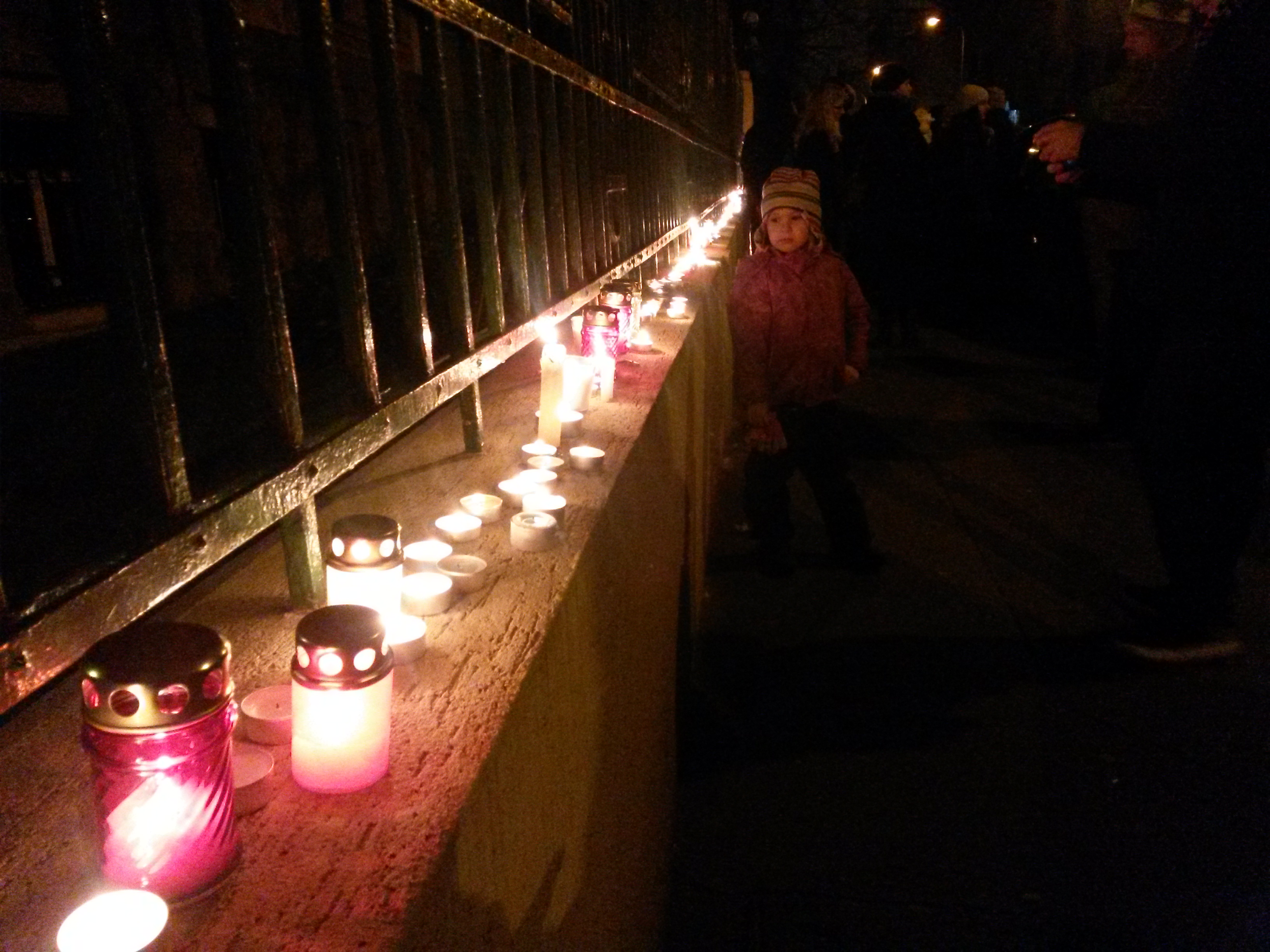 Illustration for article titled Mécsesek a francia nagykövetség előtt