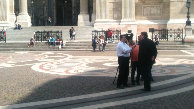 Hogy az istenbe bírja Schmuck Andor ezt a rohadt meleget? Mi tudjuk!