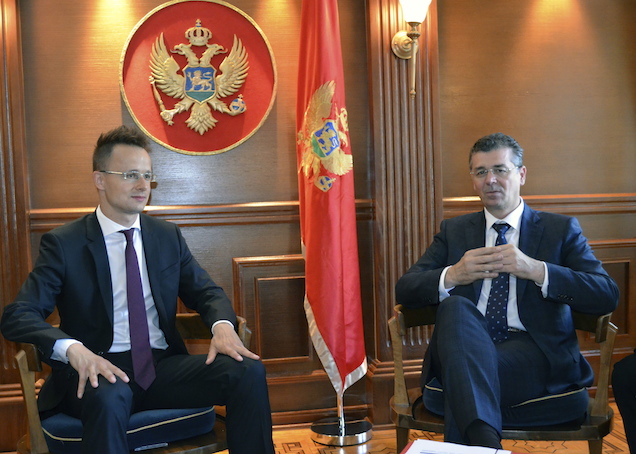 Illustration for article titled Szijjártó Péter mégiscsak lila