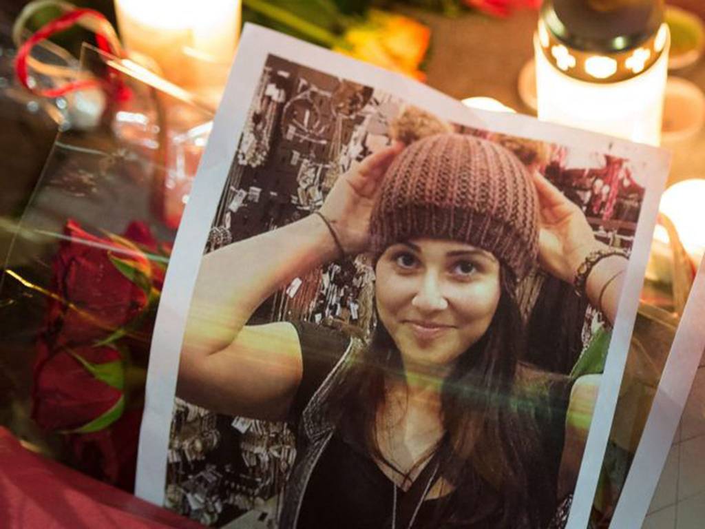 Ezrek gyászolják az agyonvert diáklányt, aki segített két nőnek