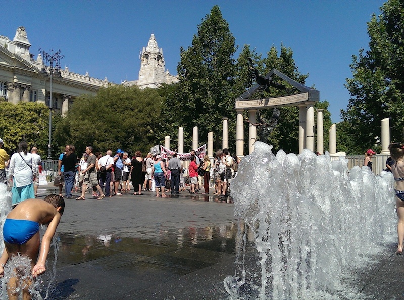 Illustration for article titled A turistáknak tetszik, a gyerekek lubickolnak