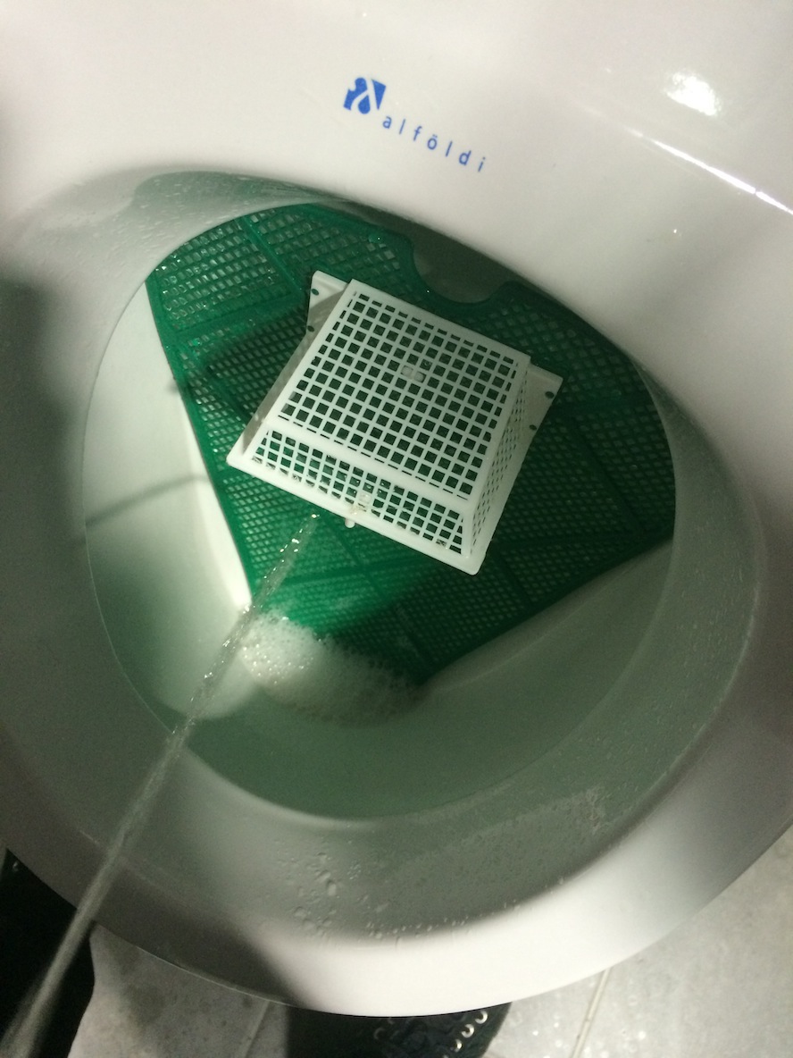 Ilyen egy hugyozás az új Fradi-stadion VIP-vécéjében