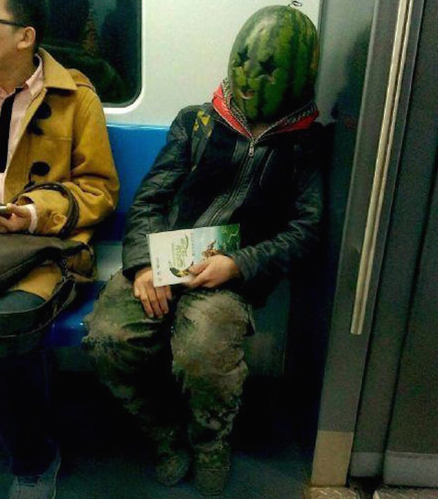 Dinnyefejű ember ijesztgette a pekingi metró utasait