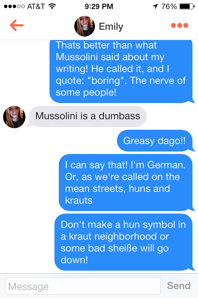 Illustration for article titled Gyilkos szóviccekkel csajozik Hitler a Tinderen