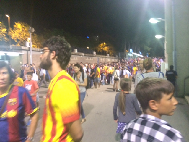 Illustration for article titled Két gyerekkel és egy nővel a Camp Nou poklában