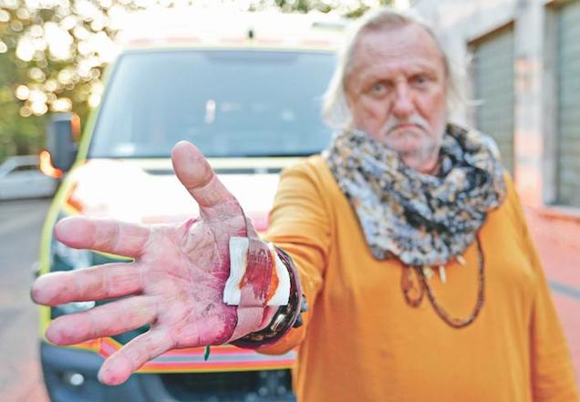 Egy őrjöngő taxis agyba-főbe verte az Omega együttes felét