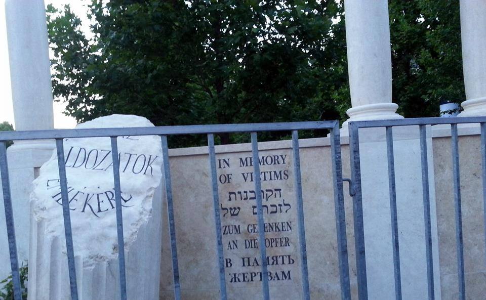 Orbitális hibát vétettek a nácimegszállás-emlékmű héber feliratában