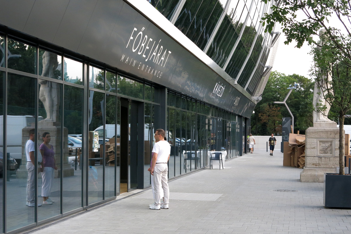 Illustration for article titled Mit gondoltok, az RTL Klub vagy a TV2 fog hirdetni a Fradi-stadionban?