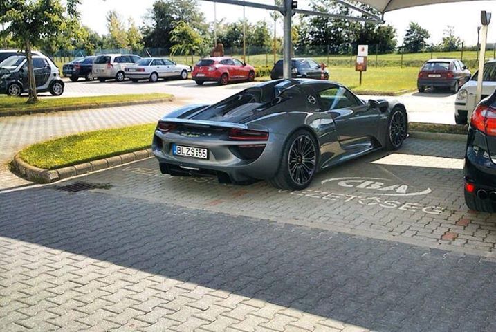 Egymillió dolláros csodaautó a CBA vezetőségi parkolójában