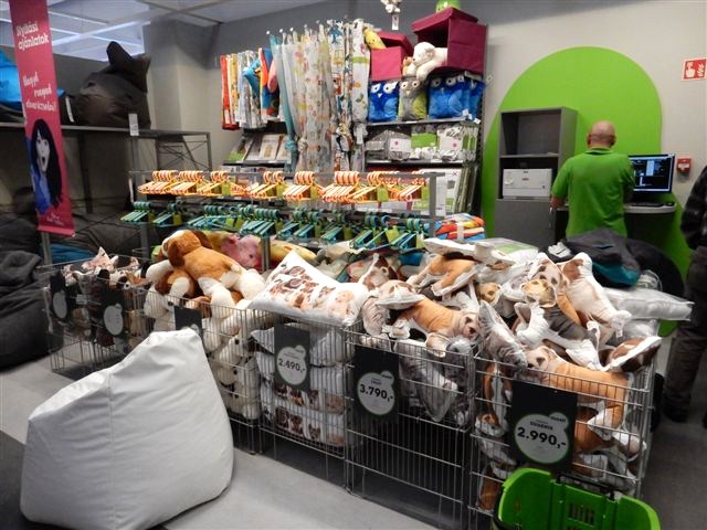 Illustration for article titled Akartok vásárolni egy 80 négyzetméteres teljes lakás berendezést?Akkor irány az óbudai mömaX (Szily Laci mai cikkével)