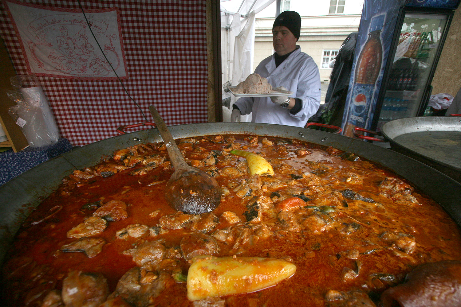 Illustration for article titled Egy ember 22 ezerért vett egy homárt, és befalta hidegen, műanyag tányérról