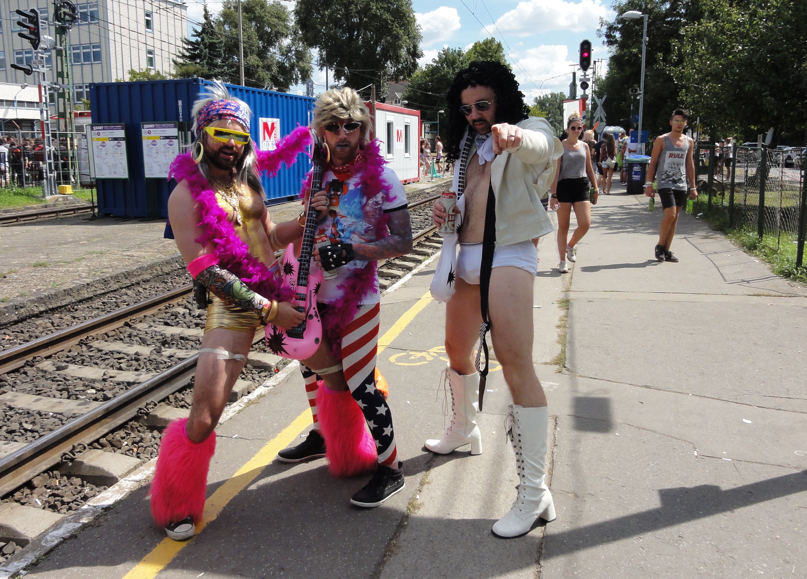 Illustration for article titled Világ közepe a Filatorigát HÉV megállóban