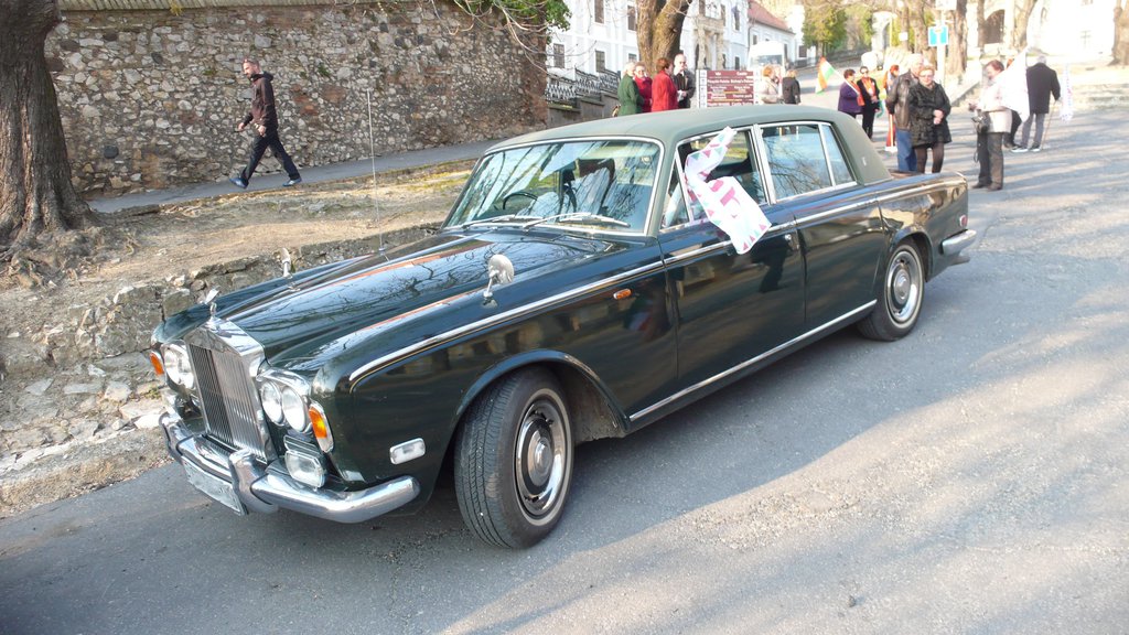 Durva képek versenye: az éhező Simon Gábor a polgári Rolls Royce ellen