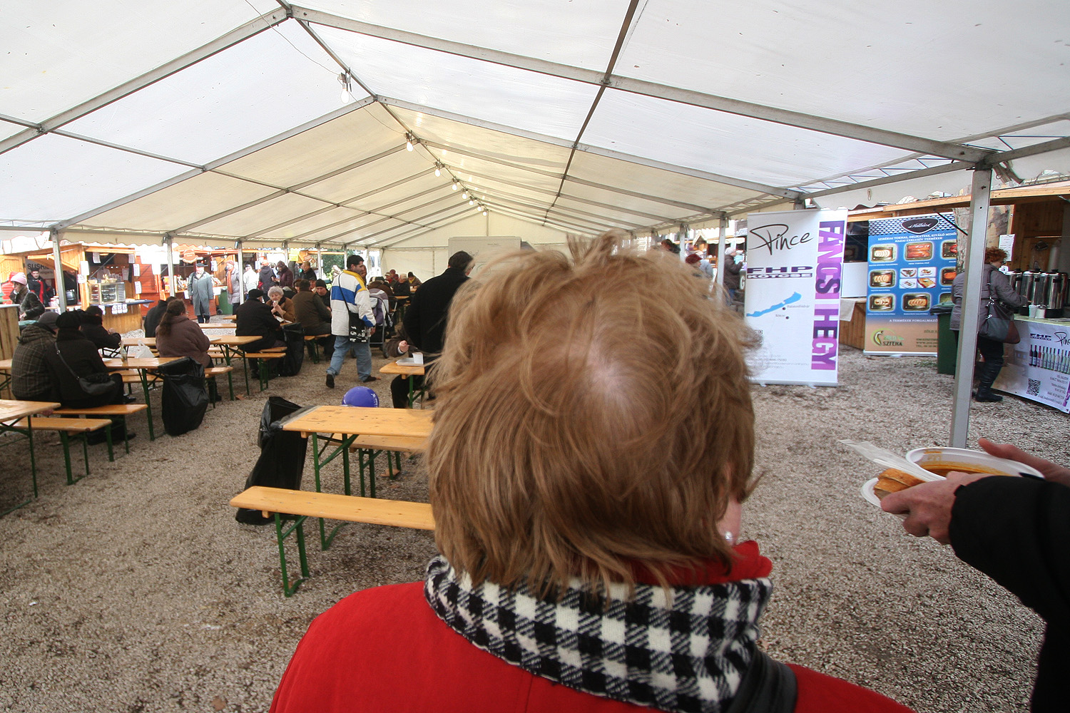 Illustration for article titled Egy ember 22 ezerért vett egy homárt, és befalta hidegen, műanyag tányérról