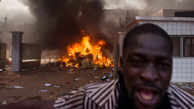 Államcsínyből jött, zavargásokban megy Burkina Faso elnöke