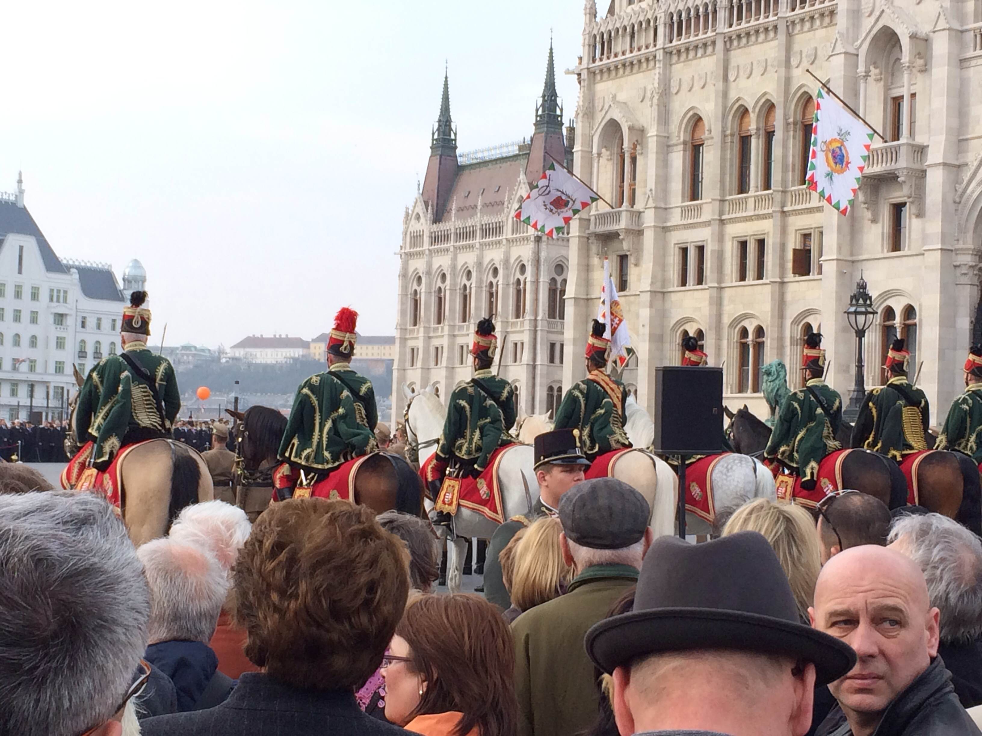 Illustration for article titled Március 15. - Pajkos esőcseppek a kopasz fejeken (Percről percre)