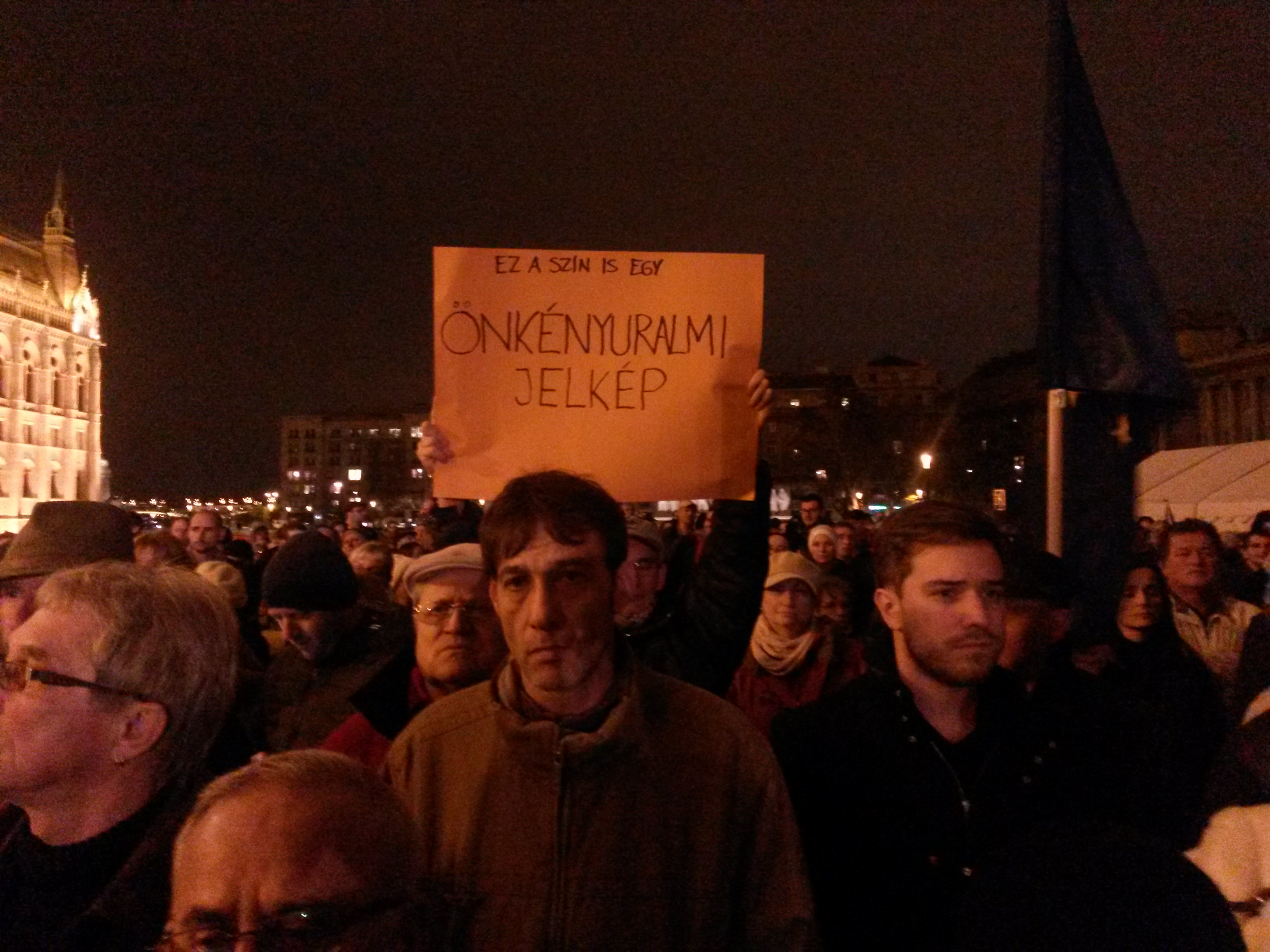 Illustration for article titled Képek, gifek, videó a tegnapi tüntetésről, minden itt van egyben