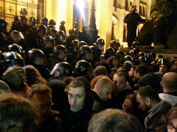 Egyre több sorban állnak a rohamrendőrök