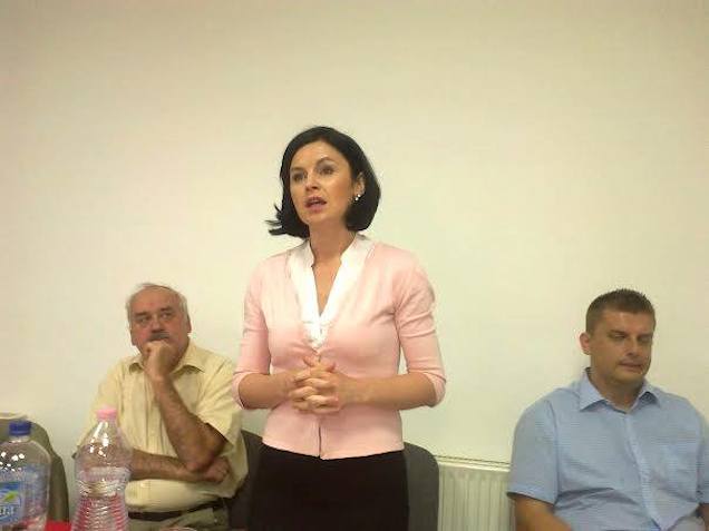 Kunhalmi Ágnes leesett a hokedliről