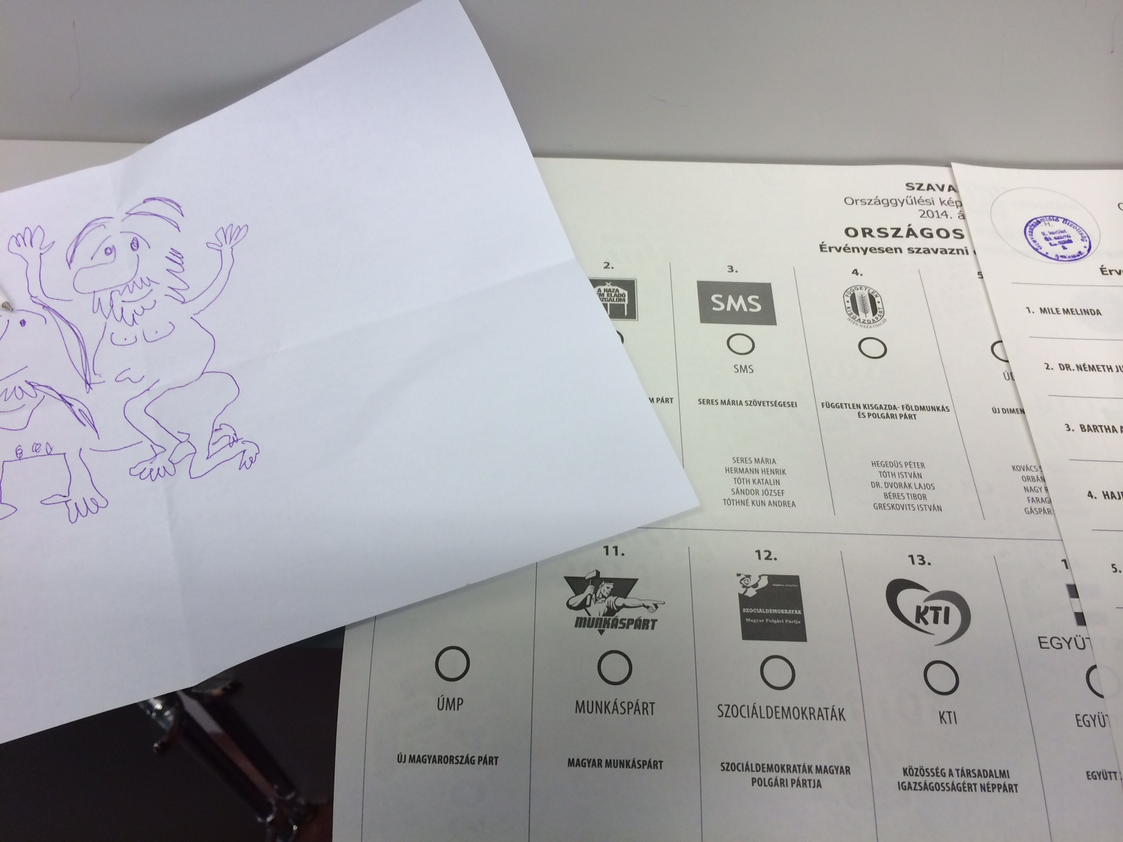 Illustration for article titled Leszavaztam, de rettentő gyanús volt a toll, amit adtak hozzá