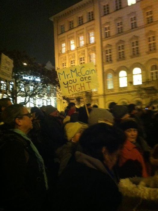 McCain már a tüntetés alatt kiposztolta az őt éltető feliratot