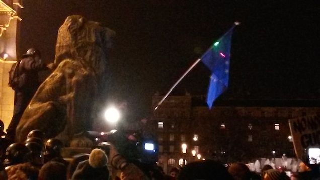 Pattanásig feszült a helyzet a Kossuth téren