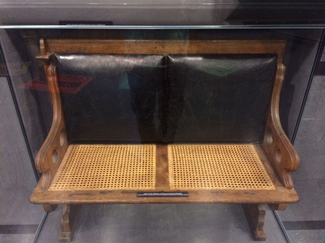 Illustration for article titled Kövér László nagyon csúnyán megszívatta Habony Vitrin Árpádot