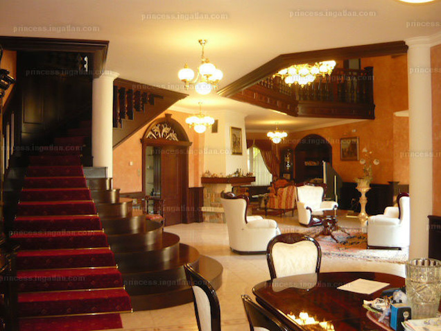 Ez itt egy kép Szijjártó Péter külügyminiszter új luxusvillájából