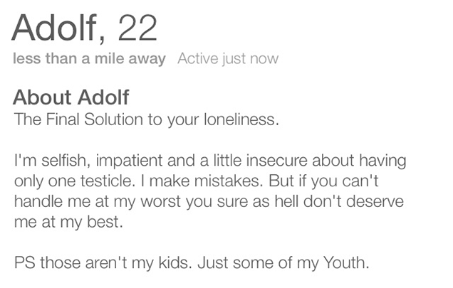 Gyilkos szóviccekkel csajozik Hitler a Tinderen