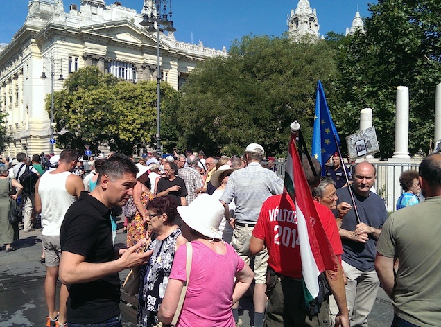 Most pedig mutatunk nektek egy csomó politikust a Szabadság térről